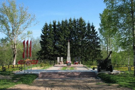 07_Мемориал в честь героев, павших в боях за Ленинград 1941-1944 гг. на братской могиле.jpg